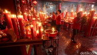 Makna lilin berwarna merah sebagai pelita dalam menyambut tahun Ayam Api. Klenteng ini juga menjadi tempat beberapa perayaan seperti perayaan Tabur Sial dan Pukul Bedug.