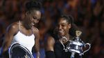 Pose Serena dan Federer dengan Pialanya