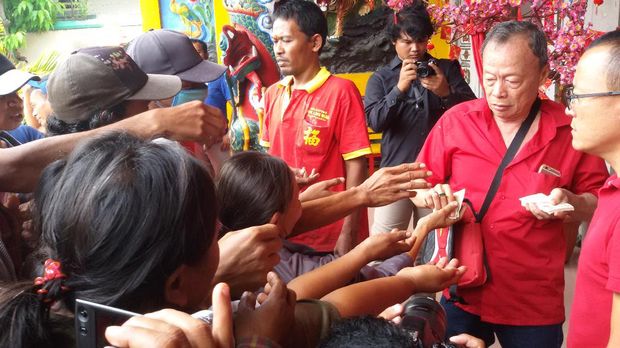 Suasana saat berebut angpau (Edzan/detikTravel)