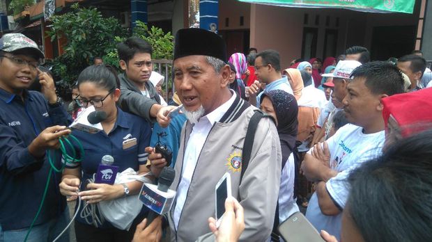 Guru SMP Anies, Sujono.