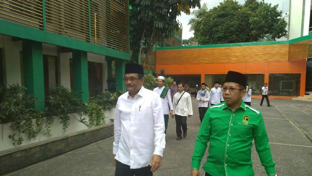 Kedatangan Djarot disambut selawat. 