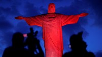 Ini penampakan Patung Kristus Penebus di Rio de Janeiro, Brasil, yang tampil berwarna merah menyala, Jumat (27/1/2017). REUTERS/Ueslei Marcelino.