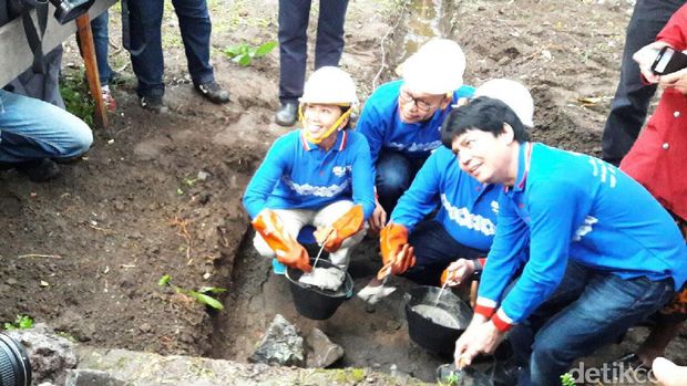 Rini dan Bos-bos BUMN Blusukan ke Kaki Gunung Rinjai