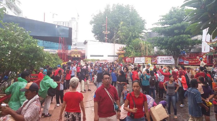 Vihara Petak Sembilan Dipadati Ribuan Pengunjung Saat Imlek