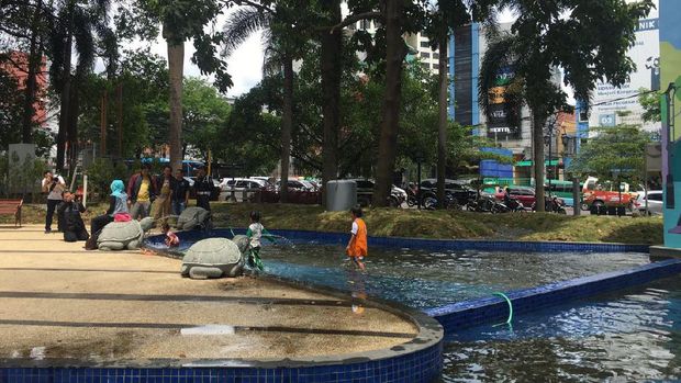 Warga bisa wisata sejarah sambil bermain di taman seluas 2,600 meter persegi ini,