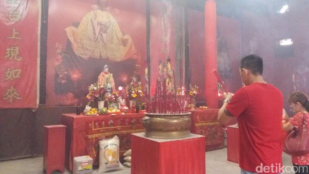Melihat Suasana Bagi-bagi Angpao Imlek di Vihara Petak Sembilan