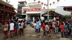 Pemburu Angpao Ramaikan Klenteng Hok Lay Kiong Bekasi