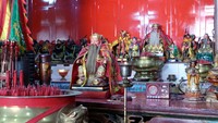 Ada banyak patung dewa-dewi yang ada di kelenteng ini. Setiap hari, kelenteng ini pasti didatangi pengunjung yang ingin sembahyang. Saat Imlek, keramaiannya bertambah bisa sampai 2 kali lipat (Wahyu/detikTravel)