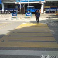 Yuk Main ke Bandung! Lihat Tempat Menyeberang yang Unik Ini