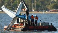 Sebelumnya diberitakan Endah Cakrawati, seorang WNI yang bekerja sebagai Investor Relations Manager PT Cokal Ltd, meninggal dunia dalam pesawat kecil jenis Grumman G-73 Mallard, yang diterbangkan suaminya pada Kamis (26/1) kemarin. Pesawat itu jatuh menghunjam Sungai Swan, Perth, saat perayaan Australia Day. Kecelakaan itu membuat pesta kembang api di Perth untuk merayakan Australia Day ditunda sebagai bentuk empati kepada keluarga korban yang berduka. Paul Kane/Getty Images.