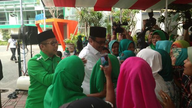 Peserta pengajian berebut ingin foto bersama Djarot.