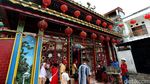 Pemburu Angpao Ramaikan Klenteng Hok Lay Kiong Bekasi