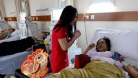 Mereka tampil dengan busana berwarna merah yang khas. Dok, Siloam.