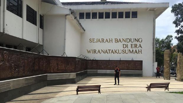 Ada juga relief yang khusus menceritakan sejarah Bandung era Wiranatakusumah