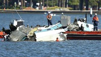 Hari ini, Sabtu (28/1/2017) sejumlah petugas tengah mengevakuasi puing pesawat di Sungai Swan, Perth, Australia. Paul Kane/Getty Images.