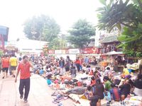 Melihat Suasana Bagi-bagi Angpao Imlek di Vihara Petak Sembilan