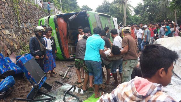 Bus Angkut Rombongan dari Cirebon Terguling di Lombok, 2 Orang Tewas