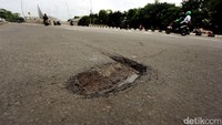 Ini penampakan jalan berlubang di Jalan protokol tepatnya didepan Kantor Pemkot Kota Bekasi, Jalan Ahmad Yani, Sabtu (28/01/2017).
