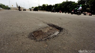 Jalan Berlubang di Depan Pemkot Bekasi Picu Kecelakaan
