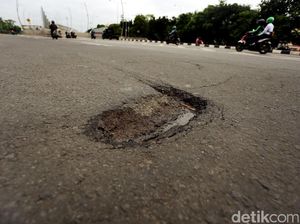 Jalan Berlubang di Depan Pemkot Bekasi Picu Kecelakaan