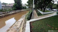 Lokasi taman dengan rerumputan hijau dan bersebelahan dengan sungai yang bersih semakin membuat suasana sejuk di Ibukota Jakarta.