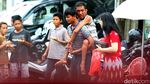 Pemburu Angpao Ramaikan Klenteng Hok Lay Kiong Bekasi