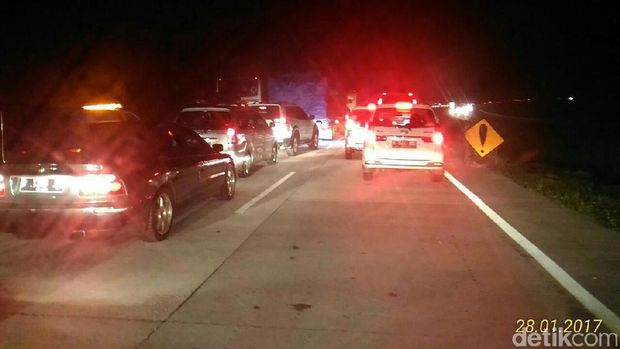 Bus Terperosok di Tol Cipali KM 184, Lalin Macet