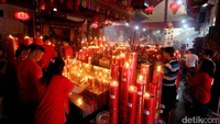 Sejumlah warga keturunan Tionghoa di Bekasi, Jawa Barat, tengah melakukan sembahyang Imlek di Klenteng Hok Lay Kiong, Sabtu (28/1/2017).