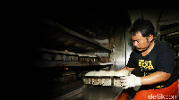 Tan Ek Tjoan termasuk bakery legendaris yang berlokasi di Bogor, Jawa Barat. Lokasinya ada di kawasan Suryakencana dan sudah berdiri sejak 1921. Bakery jadul ini pakai nama yang sama dengan pemiliknya, yaitu Tan Ek Tjoan seorang pemuda keturunan Tionghoa. Foto: Agung Pambudhy/detikcom