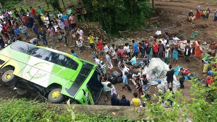 Bus Angkut Rombongan dari Cirebon Terguling di Lombok, 2 Orang Tewas