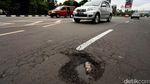 Jalan Berlubang di Depan Pemkot Bekasi Picu Kecelakaan