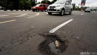 Jalan berlubang lu­mayan besar de­ngan kedalaman sekitar 30 cm.