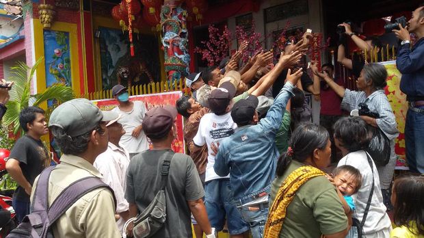 Suasana saat berebut angpau (Edzan/detikTravel)
