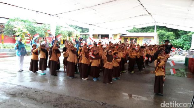 Rini dan Bos-bos BUMN Blusukan ke Kaki Gunung Rinjai