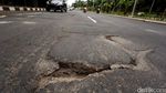 Jalan Berlubang di Depan Pemkot Bekasi Picu Kecelakaan