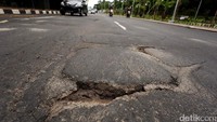 Kondisi tersebut sangat memba­hayakan para pengguna jalan.