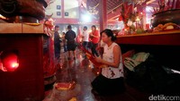 Klenteng Hok Lay Liong, menyambut tahun baru Imlek dibuka selama 24 jam untuk melayani umat yang datang untuk melaksanakan sembahyang tahun baru.