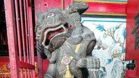 Kelenteng Hock Siu Kiong dibangun pada tahun 1898. Itu tampak dari tulisan tahun yang tertera di bawah 2 patung macan penjaga pintu masuk kelenteng (Wahyu/detikTravel)