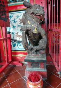  Angka di patung macan menunjuk tahun pembuatan kelenteng, yaitu 1898 (Wahyu/detikTravel)