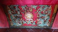 Meja altar juga masih meja asli sama seperti pada tahun 1898. Ukirannya asli dipahat sendiri oleh para pengrajin yang datang dari China yang kemudian menetap di Siak (Wahyu/detikTravel)
