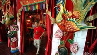Ornamen khas tahun ayam api dipamerkan dekat pintu masuk.