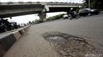 Jalan Berlubang di Depan Pemkot Bekasi Picu Kecelakaan