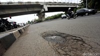 Jalan berlubang tersebut dibiarkan apa adanya tanpa perbaikan.