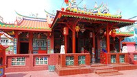 Bangunan kelenteng ini tampak menonjol dengan warnanya yang merah menyala. Saat detikTravel datang pekan lalu, kelenteng sedang sepi. Hanya ada beberapa pekerja yang sedang bersih-bersih untuk menyambut Imlek (Wahyu/detikTravel)