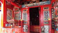 Ornamen penghias kelenteng ini sangat cantik, dan masih bertahan sejak pertama kali dibangun. Bangunan kayu ini adalah bangunan kelenteng yang asli (Wahyu/detikTravel)