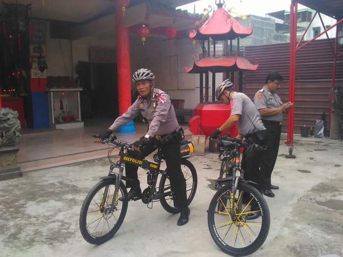Polisi di Medan Patroli Bersepeda Pantau Vihara Saat Imlek