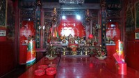 Di dalam kelenteng tampak patung dewa-dewi berjajar rapi di altar. Lilin merah besar pun dinyalakan, bekas hio masih berbau menutupi ruangan kelenteng (Wahyu/detikTravel)