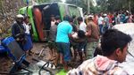 Begini Penampakan Kecelakaan Bus Yang Terguling di Lombok