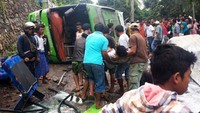 Kecelakaan tersebut terjadi pukul 10.30 Wita. Bus bernopol L-70188-LL tersebut membawa 28 penumpang yang membawa rombongan dari Cirebon, Jawa Barat. Istimewa.