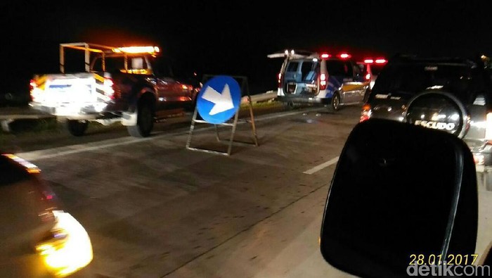 Bus Terperosok di Tol Cipali KM 184, Lalin Macet